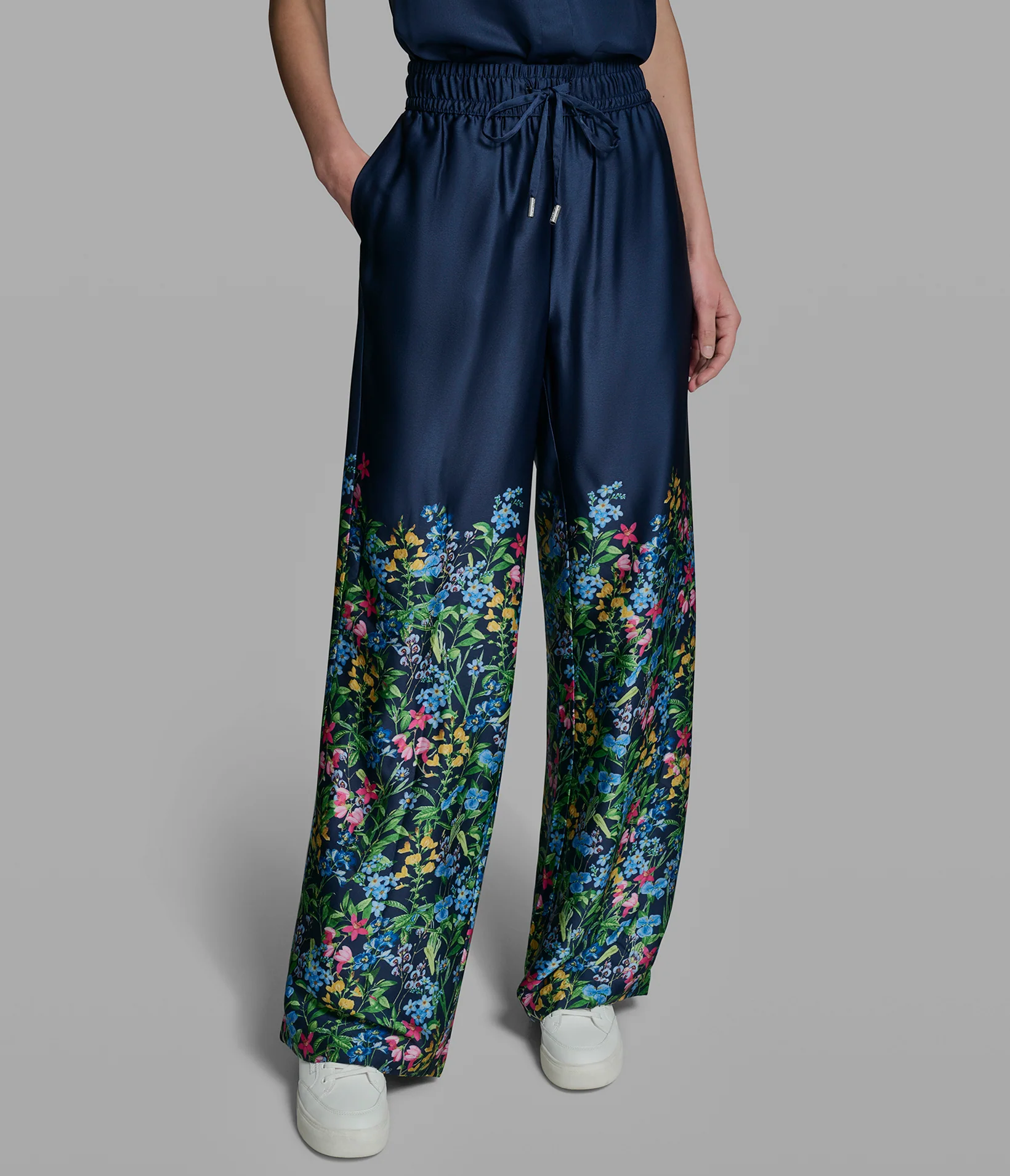2057-floral-print-wide-leg-pant-3.webp FLORAL PRINT WIDE-LEG PANT