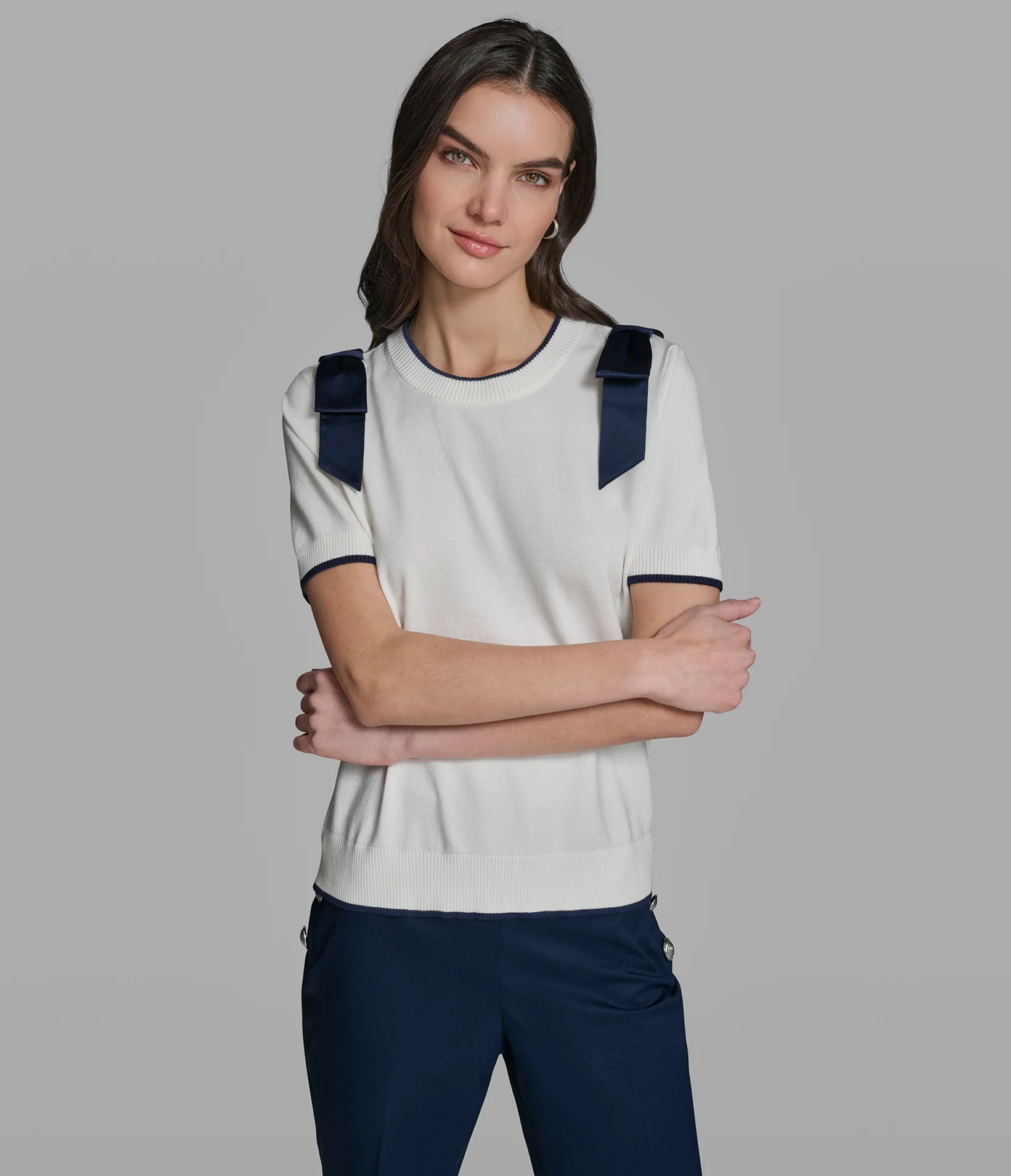 2290-short-sleeve-sweater-with-bow-detail-1.webp SHORT SLEEVE SWEATER WITH BOW DETAIL