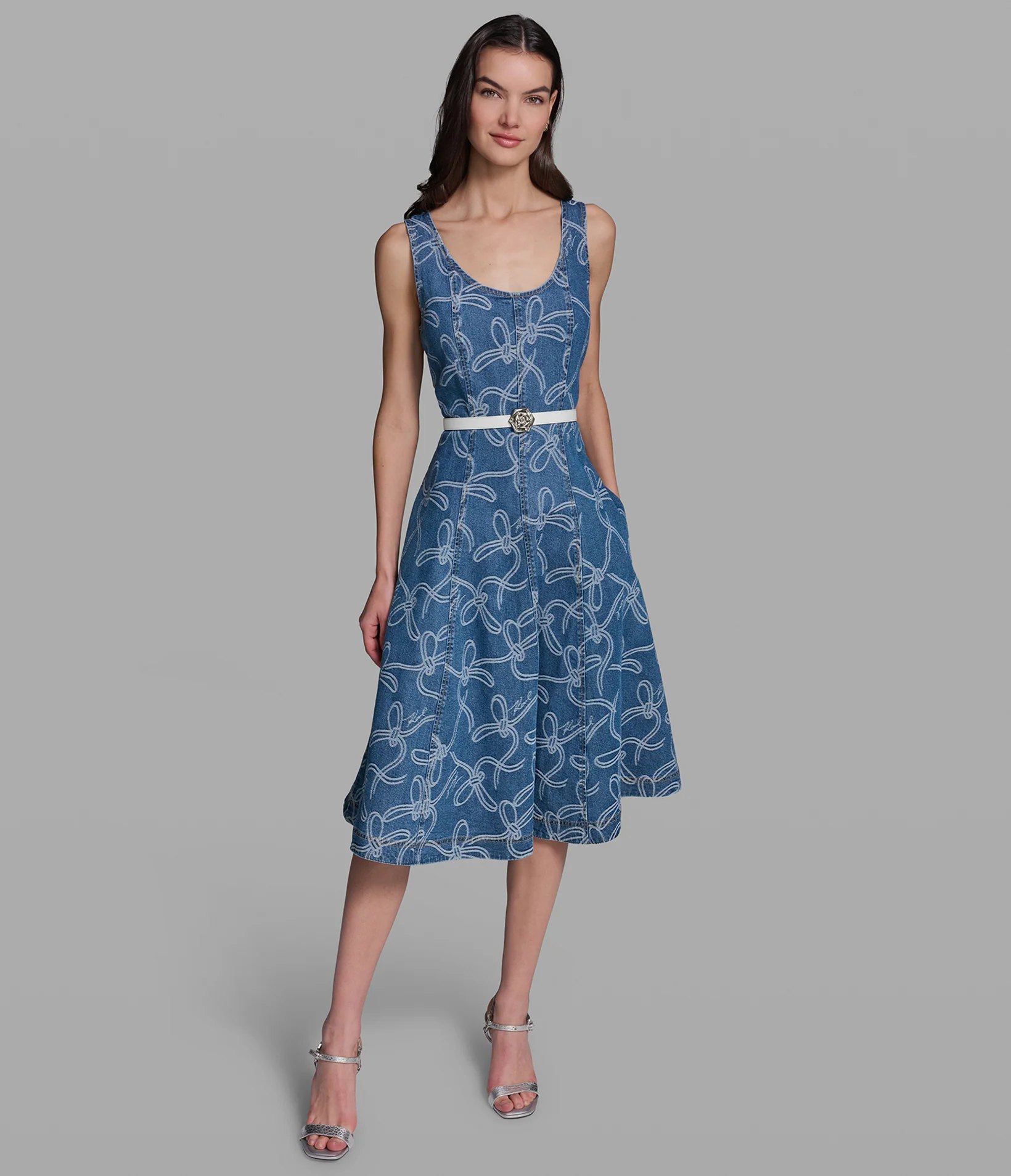 231-sleeveless-bow-jacquard-denim-dress-1.webp SLEEVELESS BOW JACQUARD DENIM DRESS