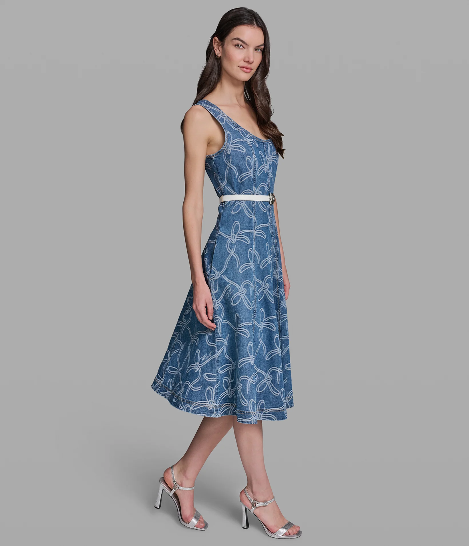 231-sleeveless-bow-jacquard-denim-dress-3.webp SLEEVELESS BOW JACQUARD DENIM DRESS