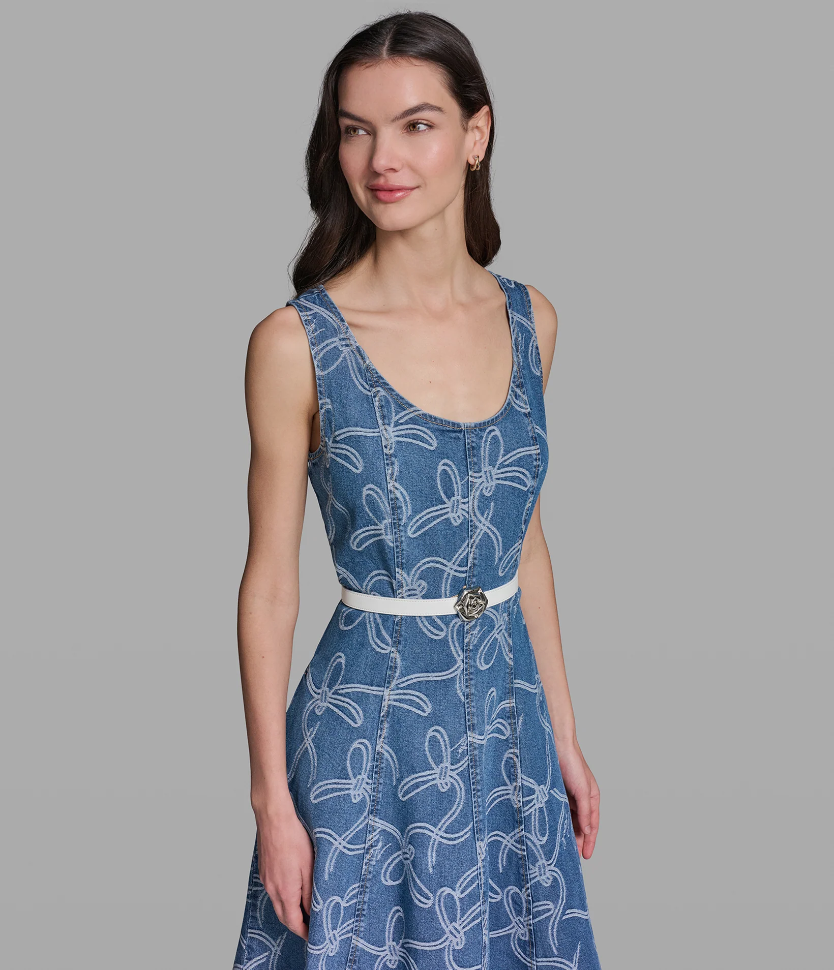 231-sleeveless-bow-jacquard-denim-dress-4.webp SLEEVELESS BOW JACQUARD DENIM DRESS