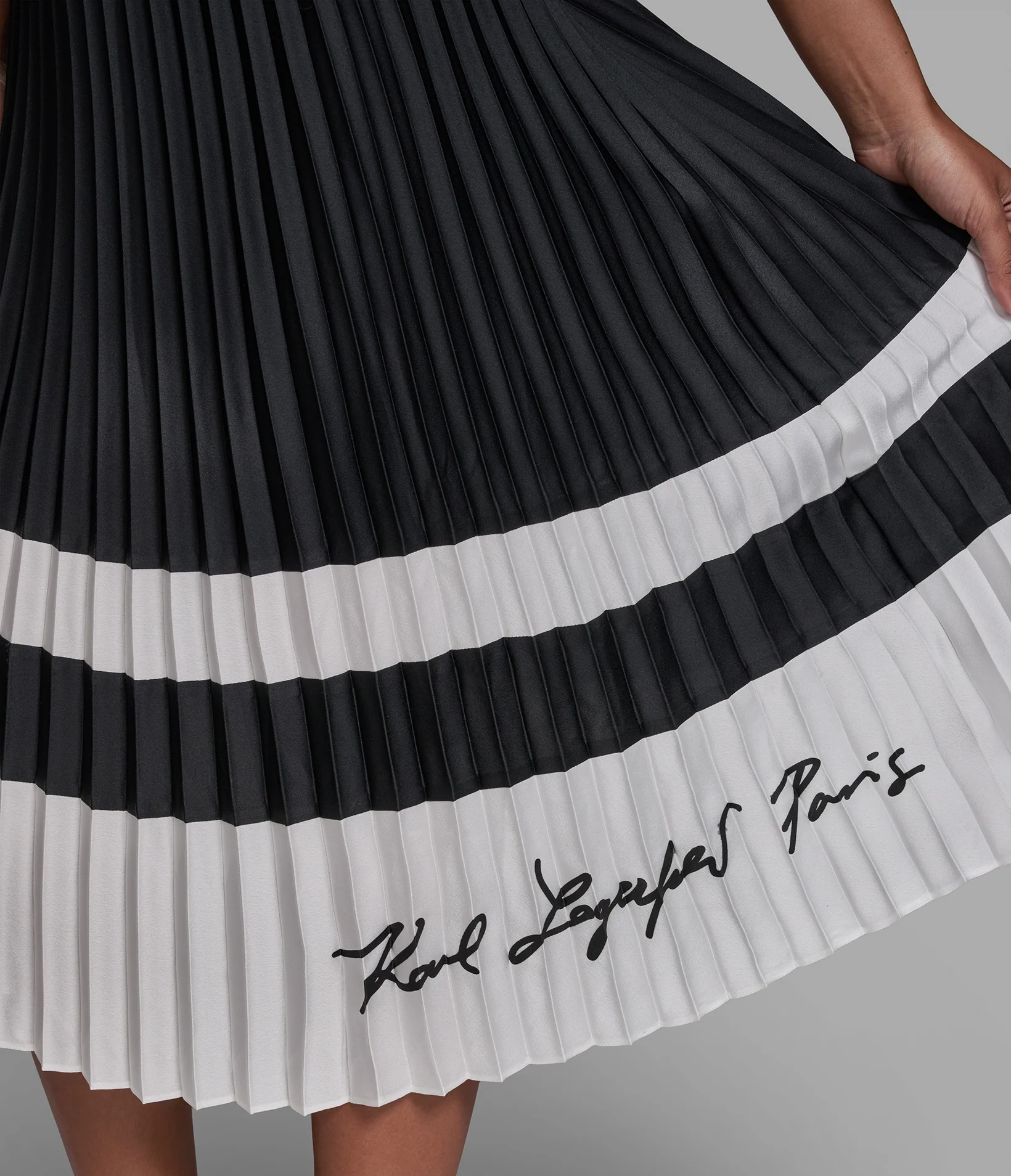 2784-colorblock-pleated-midi-skirt-6.webp COLORBLOCK PLEATED MIDI SKIRT