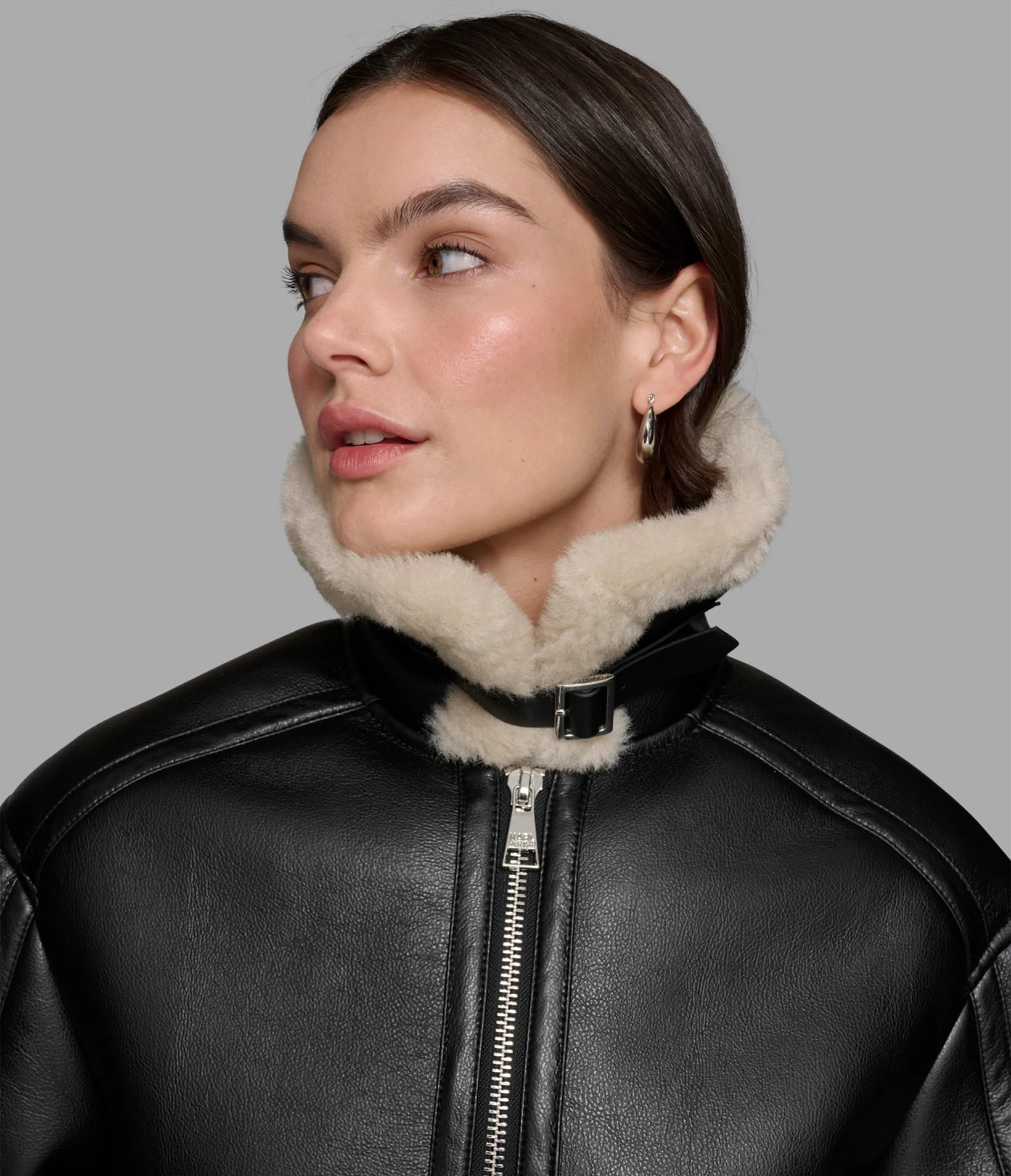3513-cropped-faux-leather-jacket-with-faux-shearling-5.webp CROPPED FAUX LEATHER JACKET WITH FAUX SHEARLING