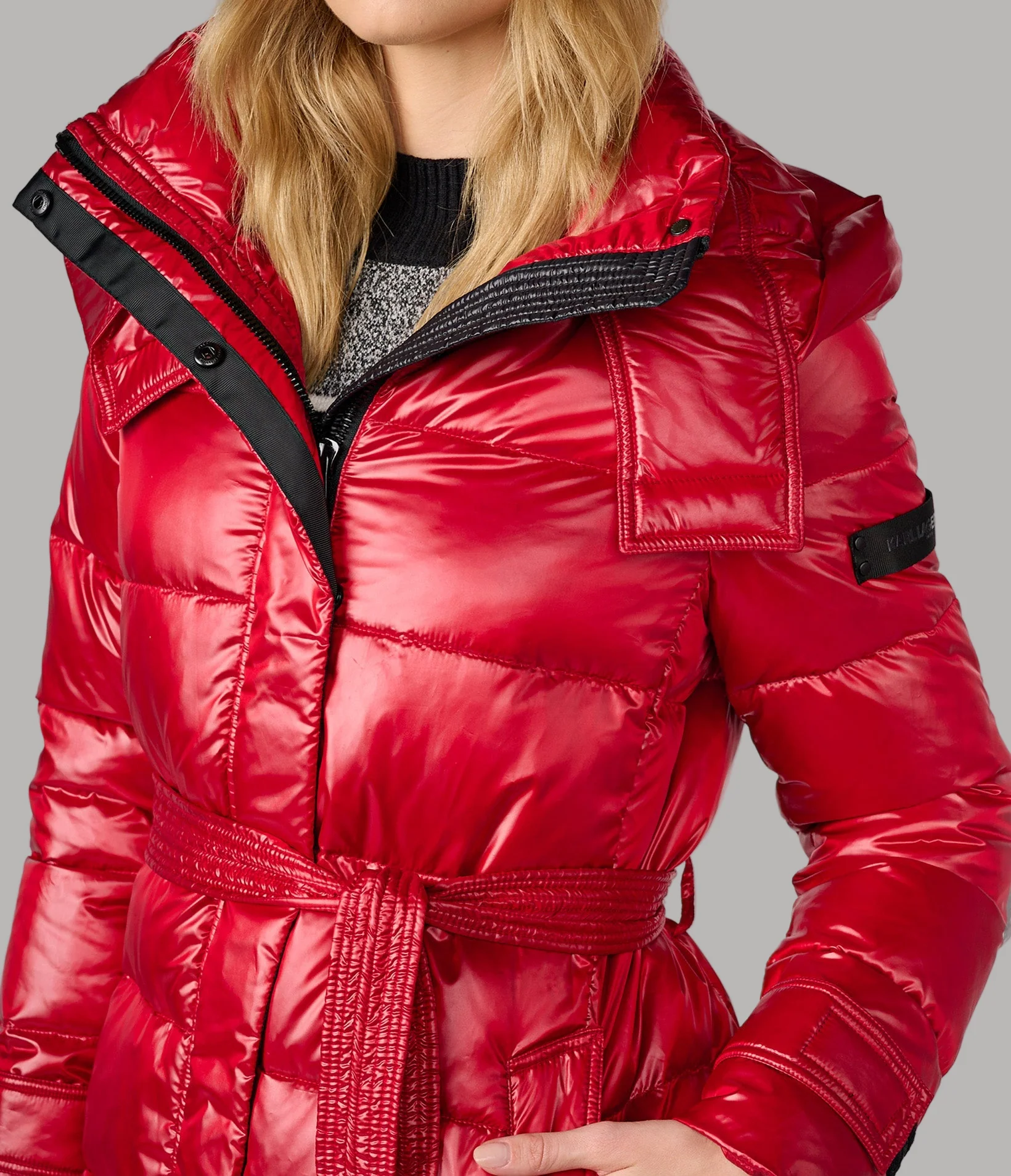 CONTRAST BELTED SHORT PUFFER